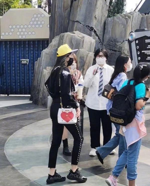 盤點環球影城偶遇明星生圖,白敬亭似商務精英,林依輪兼職賣貨? 盤點環球影城偶遇明星生圖,白敬亭似商務精英,林依輪兼職賣貨?