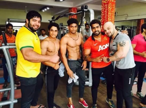 這個印度貧困村，承包了全國的精壯男保安