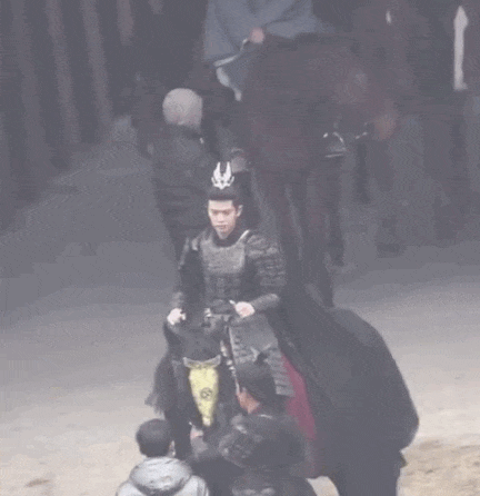 從用假馬到直接騎人、打戲無力全靠特效，流量演員拍戲錢太好掙