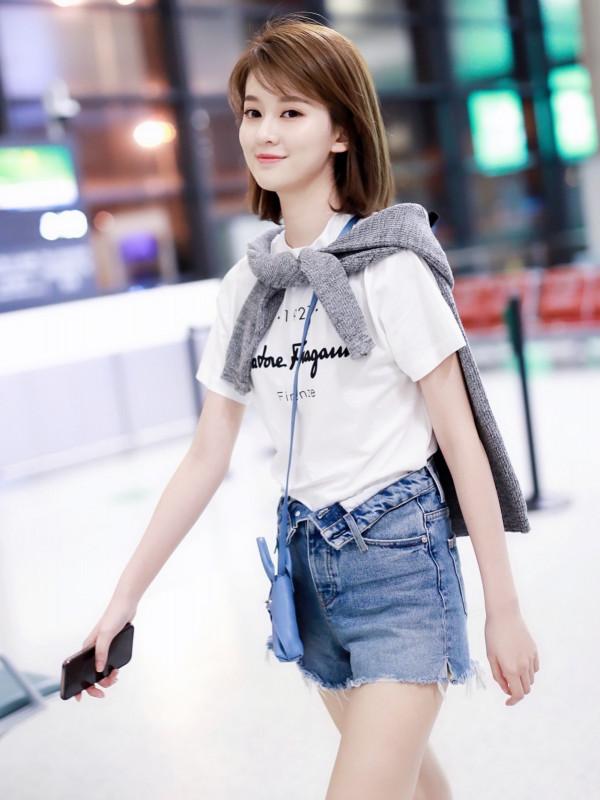喬欣最近有點飄,穿短褲不繫扣就出門了,不僅沒尷尬反而時髦炸了 喬欣最近有點飄,穿短褲不繫扣就出門了,不僅沒尷尬反而時髦炸了