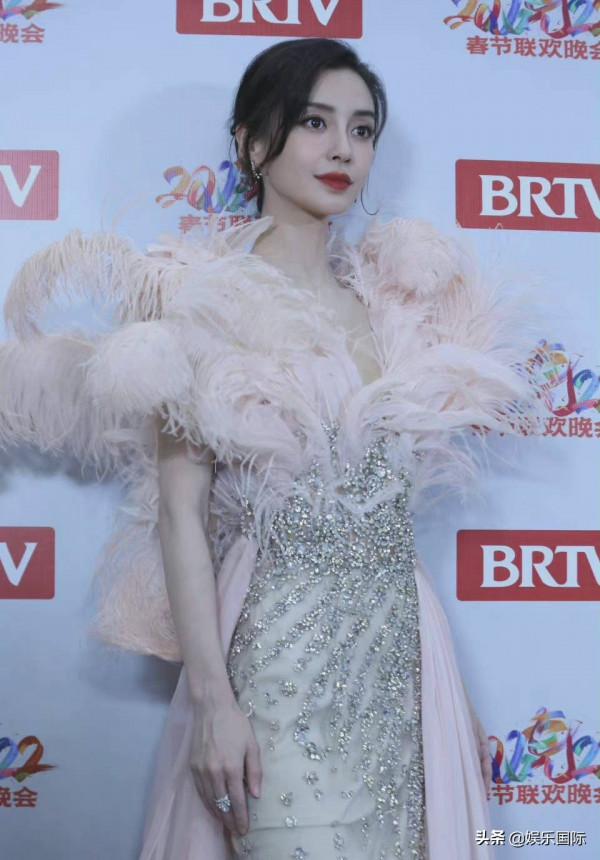 baby穿羽毛仙女裙咧嘴笑 狀態滿分