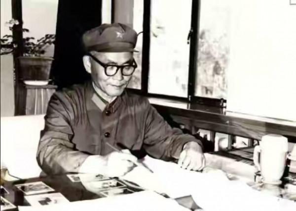 1982年杜義德退居二線後，向組織上提一請求，鄧公：你不要湊熱鬧