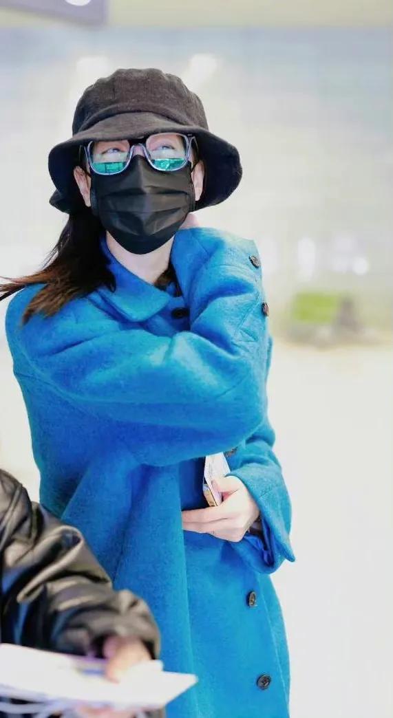 湖水藍大衣穿搭 一整隻迪麗熱巴出沒請注意查收