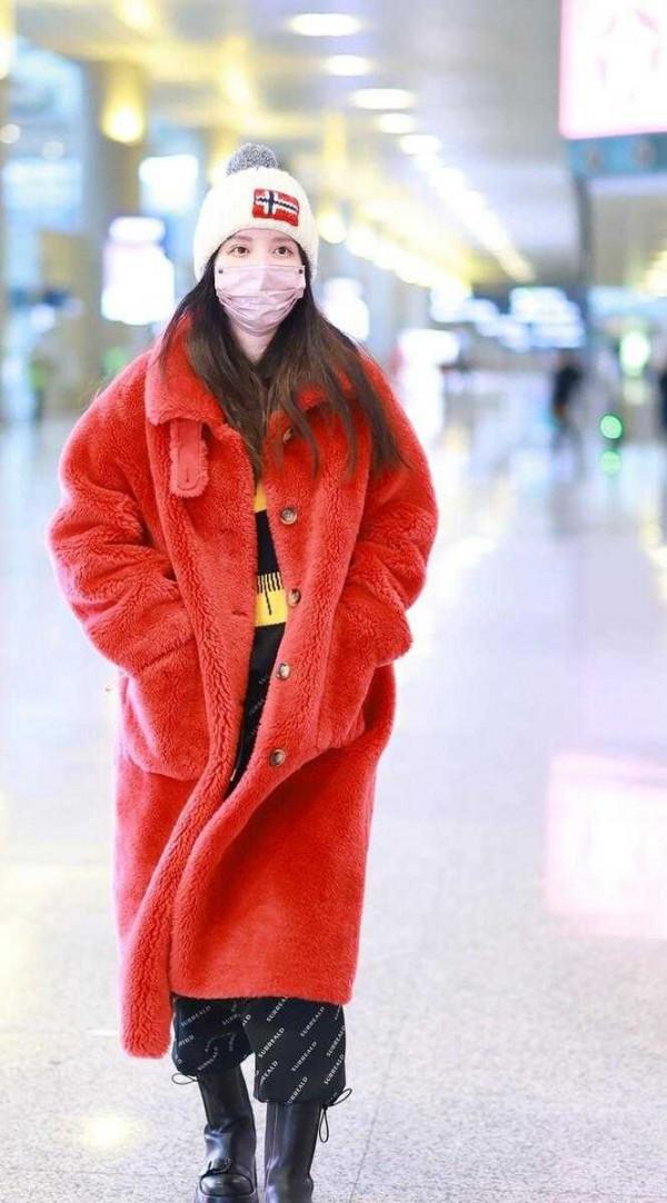 張萌用力過猛險些翻車，穿紅色泰迪絨大衣走機場，幸虧氣質好
