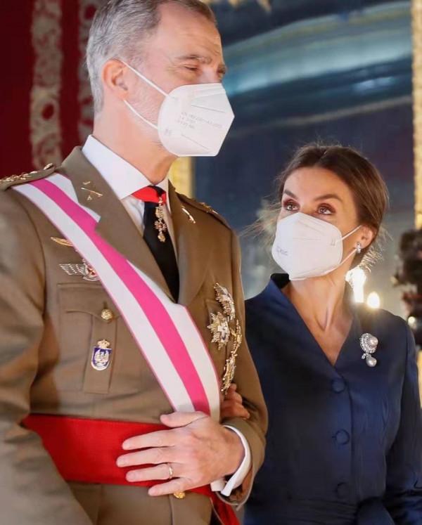 西班牙國王有多寵妻，為萊蒂齊亞彎腰撿古董胸針，如此丈夫惹人羨