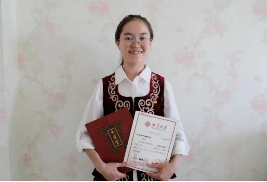 新疆女孩656考上北大，加分政策沒問題，但卻因母校問題引發熱議