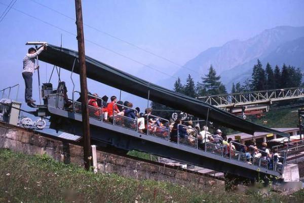 奧地利登山纜車，鋼鐵構架進入隧道卻突發大火，155人燒成灰燼