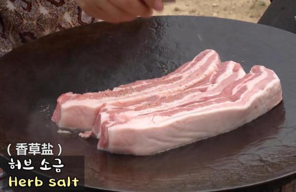 韓國香煎五花肉燉金拉麵的做法 韓國香煎五花肉燉金拉麵的做法