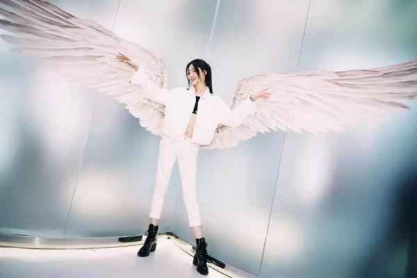 秋冬女明星牛仔褲穿搭示例：江疏影颯酷，曾黎嫵媚，劉令姿前衛