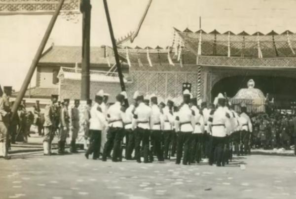 老北京喪禮上的槓夫:三年不開張,開張吃三年 老北京喪禮上的槓夫:三年不開張,開張吃三年