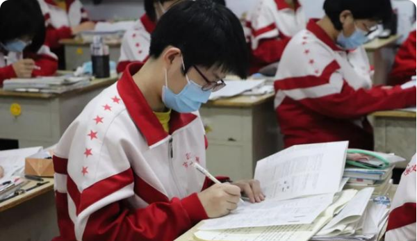 取消了“重點班”,學校又出現個分層作業,舉動引家長強烈反對 取消了“重點班”,學校又出現個分層作業,舉動引家長強烈反對