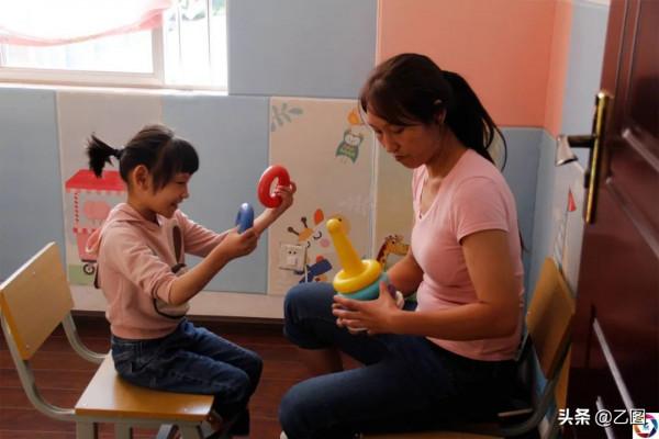 女童患怪病每天對人笑，媽媽以為她是天使，看到診斷書後痛哭不已