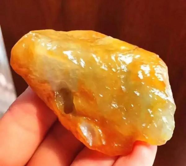 翡翠的天敵——涼水石，翡翠的金牌替身，各方面都太像了