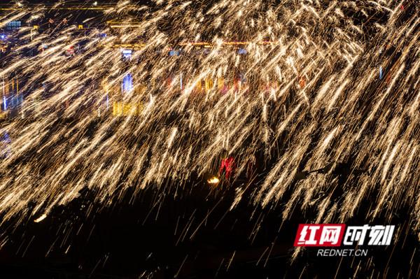 組圖丨火樹銀花不夜天 流光溢彩鬧元宵