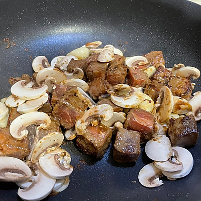 十分鐘快手菜黑椒口蘑牛肉粒，比外賣強