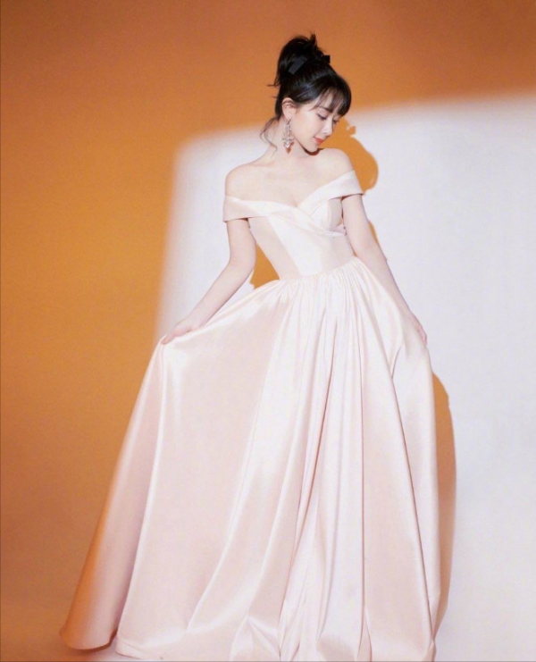 楊紫怎麼長成這樣了？扎高馬尾扮嫩，針織衫配皮短褲卻土得飛起