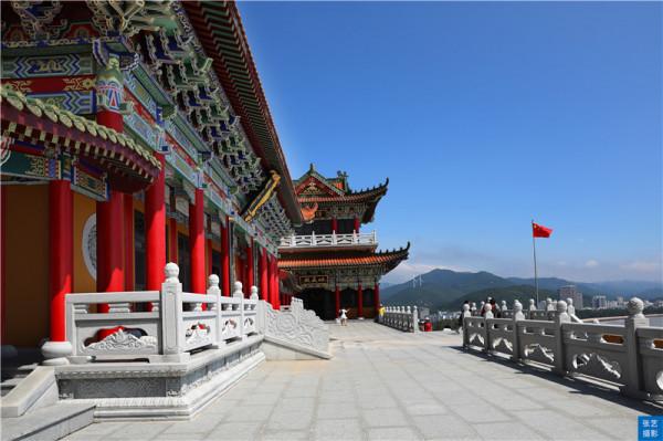 國內第一所海邊懸崖寺廟，三面環海景色極佳，被譽為陽江小故宮