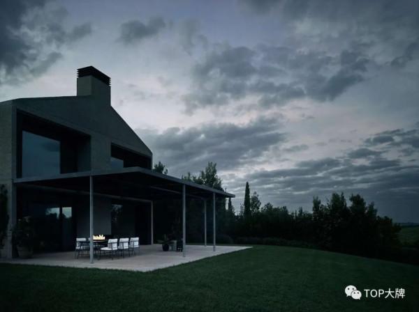 B&;B Italia 以巧妙的塗鴉藝術向經典致敬 B&;B Italia 以巧妙的塗鴉藝術向經典致敬