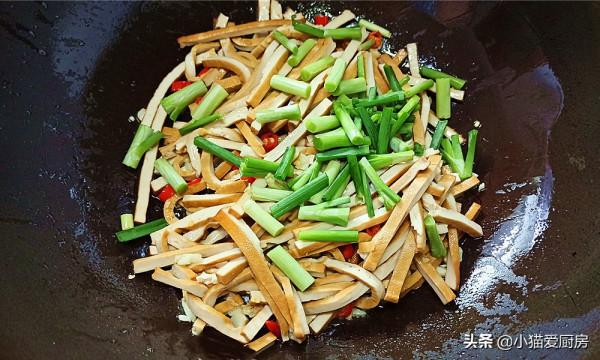 韭菜和豆乾是一對,簡單下鍋一炒,鮮美開胃更下飯一盤不過5塊錢 韭菜和豆乾是一對,簡單下鍋一炒,鮮美開胃更下飯一盤不過5塊錢