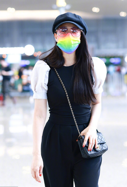 伊能靜和萬茜機場偶遇，伊能靜穿衣太減齡，真看不出倆人相差14歲