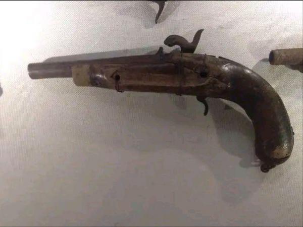 外觀獨特的“獨一撅手槍”，一次只能打一發子彈，還可以當錘子用