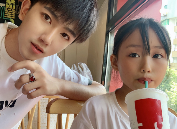 變形計暴躁農村女孩：被親媽拋棄，被城市哥哥當親妹妹，寵成公主