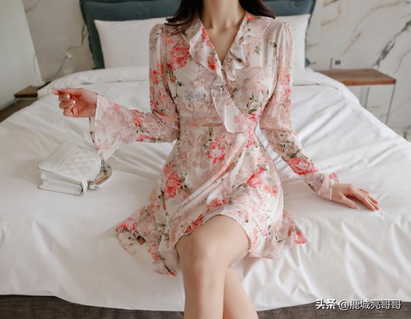 春曦珊瑚硃紅墨紋文藝白襯裙,珠珠美的演繹蝴蝶仙子 春曦珊瑚硃紅墨紋文藝白襯裙,珠珠美的演繹蝴蝶仙子