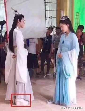 明星身高內卷太嚴重，踩恨天高走紅毯，合影狂墊腳，增高墊好明顯