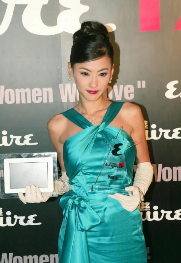 張柏芝顏值高真敢穿,孔雀藍掛脖裙配大濃妝,不俗反倒挺驚豔 張柏芝顏值高真敢穿,孔雀藍掛脖裙配大濃妝,不俗反倒挺驚豔