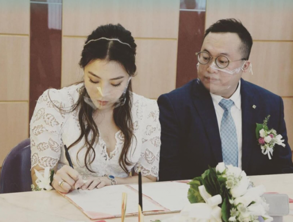 恭喜!文雪兒半個月嫁2個女兒,長女穿中式禮服戴鑽戒結婚顯貴氣 恭喜!文雪兒半個月嫁2個女兒,長女穿中式禮服戴鑽戒結婚顯貴氣