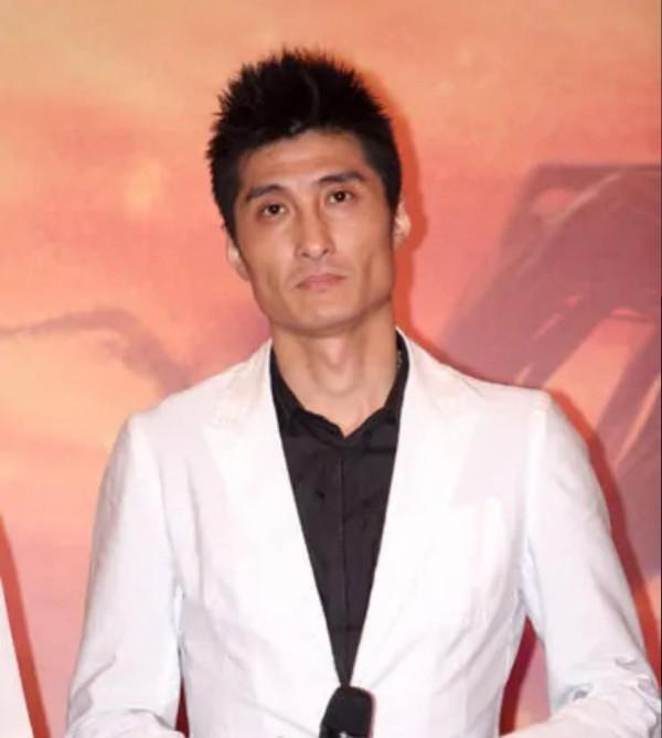 胡兵給媽媽過80大壽，哥哥胡東罕見現身，一改出獄時的頹廢模樣