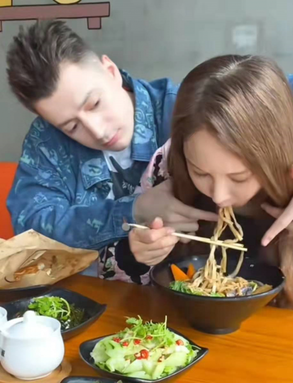 靠“我愛中國”走紅的伏拉夫，24歲娶49歲兩度患癌的女孩，咋樣了