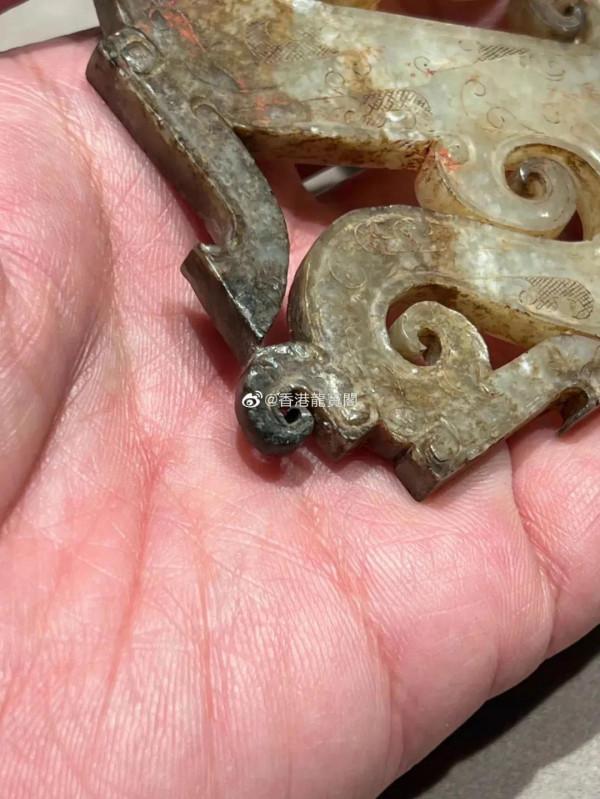 估價上限400萬港幣，含佣金拍出1525萬，戰國龍形玉佩