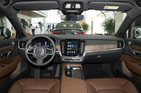 詳解沃爾沃V90：售44.79萬起，軸距2941mm，還是純進口旅行車