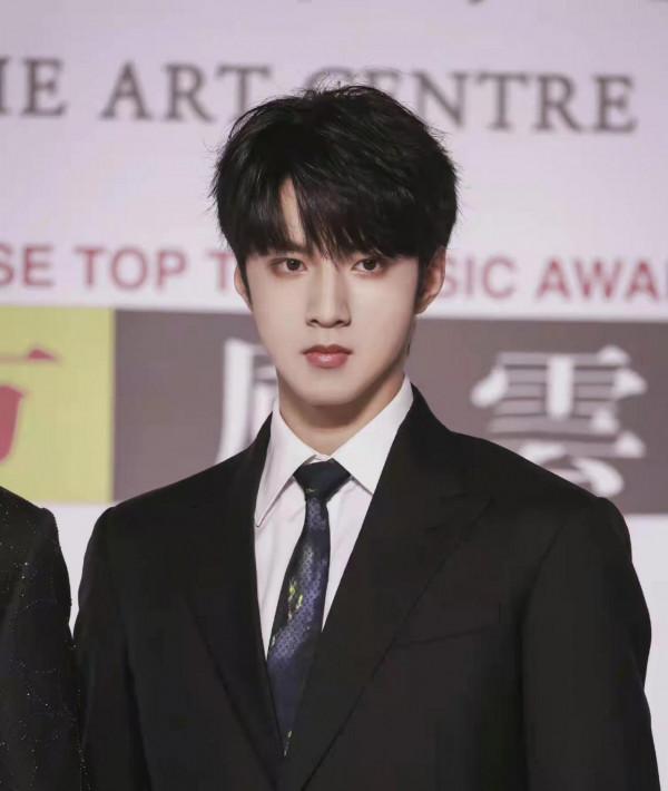 劉耀文為了消除臉上水腫，用橡皮筋將耳朵捆到充血，看得讓人心酸