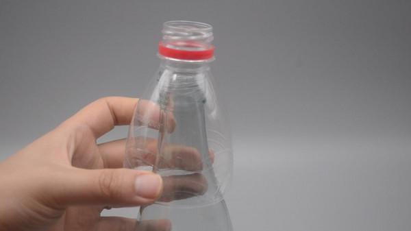 不管家裡多有錢，記得在廚房放一個塑膠瓶，用途花錢也難買，實用