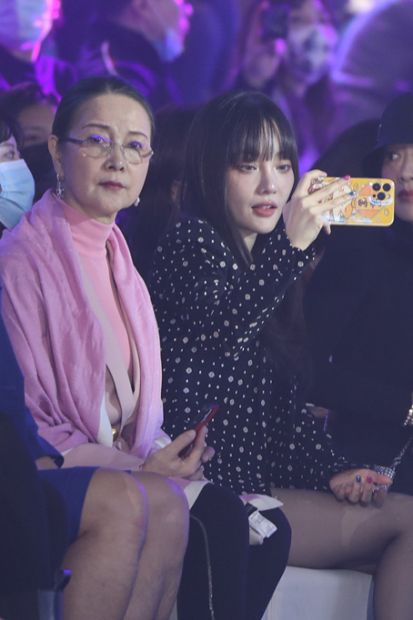 李小璐審美真不如媽媽,穿亮鑽西裝像網紅,媽媽打扮知性似企業家 李小璐審美真不如媽媽,穿亮鑽西裝像網紅,媽媽打扮知性似企業家