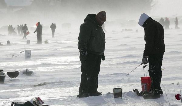如何在冰凍的湖裡釣魚？俄羅斯大叔用自制工具，抓起數百公斤魚