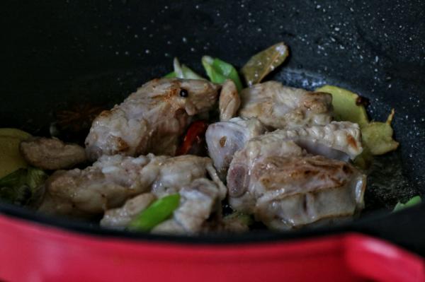 嫩到可以直接脫骨的排骨豆角燜面這樣做，湯汁濃郁，好吃得很