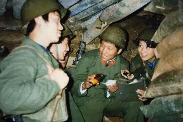 他堅守老山陣地117天，過生日連長冒死送燒雞，軍長在電話裡唱歌