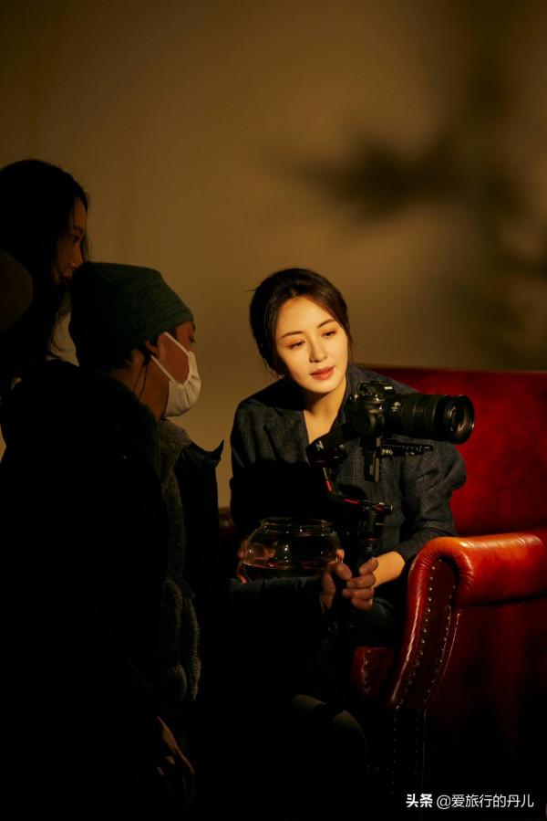 楊童舒身穿黑色格子西服套裝幹練大方，盡顯女神範