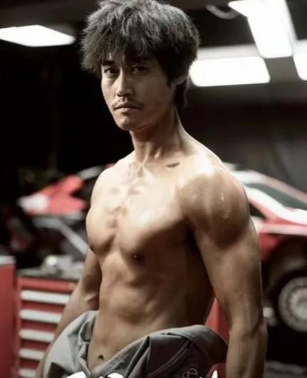 《萬萬》系列播出八年，配角憑藉《揚名立萬》一鳴驚人，主角沉寂