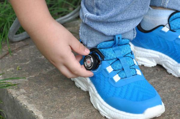 這是一雙適合中大童的跑鞋,輕彈透氣,旋鈕繫帶更方便穿脫 這是一雙適合中大童的跑鞋,輕彈透氣,旋鈕繫帶更方便穿脫