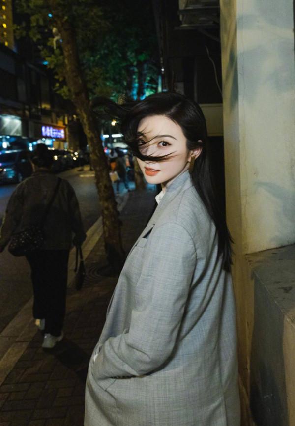 景甜街頭夜景大片釋出好酷颯 飄逸長髮搭配灰西裝利落有型