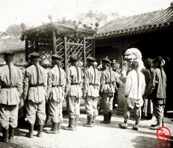 晚清老照片：19歲女孩病癒出院開心到飛起，居民遇大火房倒屋塌