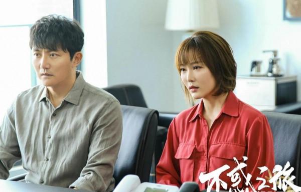 兩部劇，兩個傻小子背後都有一位款姐相助，一個接受一個放棄