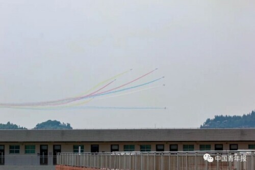 羨慕！這所高校太“凡爾賽”，抬頭就見殲-20