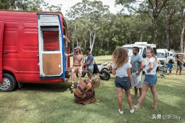 64歲姑娘賣房去流浪，把全世界裝進僅8㎡家：希望我老了能這麼酷