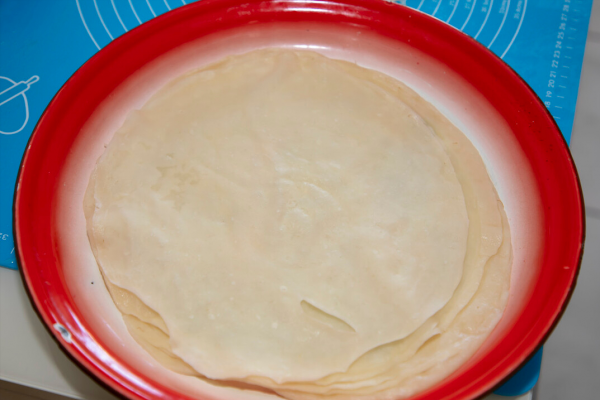 春餅,冷水和麵還是開水燙麵?教你詳細做法,柔軟勁道,餅薄如紙 春餅,冷水和麵還是開水燙麵?教你詳細做法,柔軟勁道,餅薄如紙