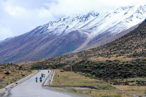 川藏騎行意義何在？13驢友雨中起爭執，結果太氣人
